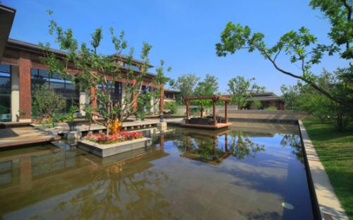 天然温泉水洗醉幸福人 温泉新都孔雀城东南亚温泉大院