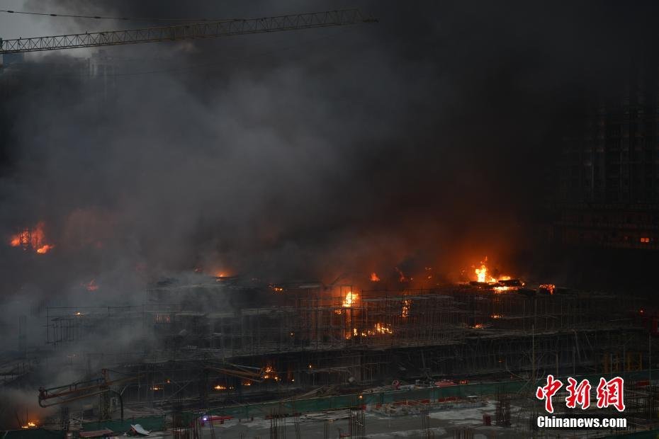 1/5   11月21日下午,成都市武侯区南城都汇8期在建工地突发火灾,现场