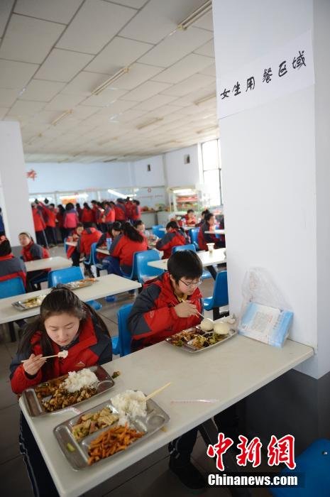 内蒙古一学校食堂实行男女学生分区就餐