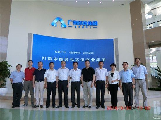 8月30日,市政府副秘书长,市城管委书记陶镇广和市政府副秘书长樊群
