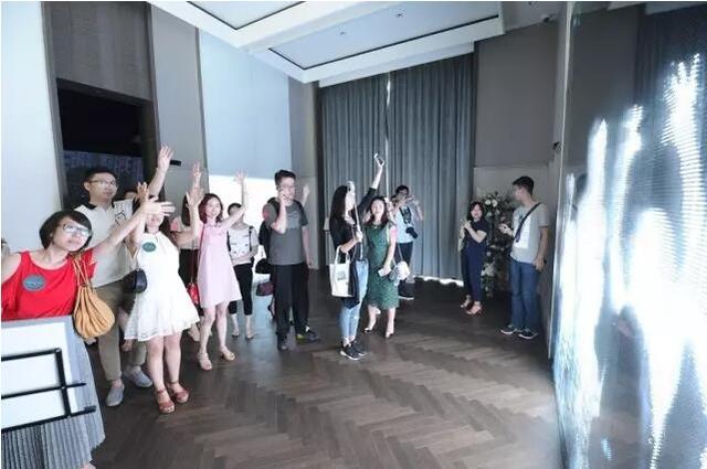 京津媒体人共赴“穿越未来”魔术秀 遇见“未来使者”