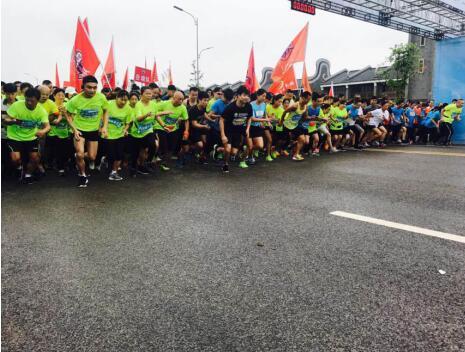 富力杯2018湘潭城市迷你马拉松赛 热力开赛