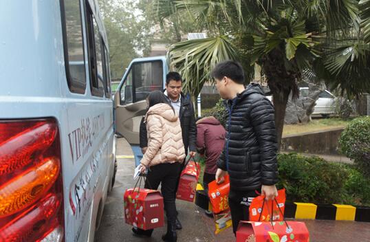 方兴地产喜迎新春 慰问品派送温暖全城