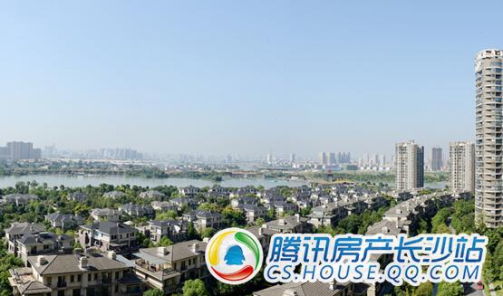 (月湖公园岸边的藏珑别墅区全景)