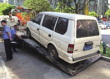 小区内"僵尸车"拦路 市民举报交警拖车