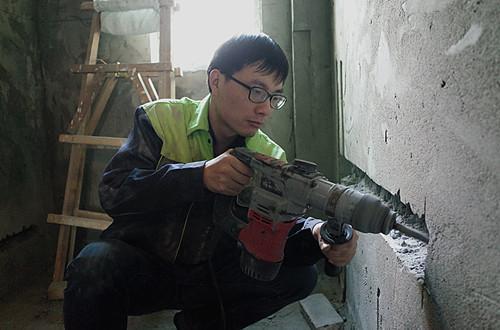 北大硕士毕业后做装修工人 两年内上海买房