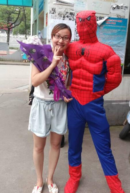 柔情蜘蛛侠长沙街头送花 陪全城人过5.20