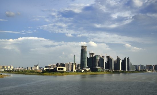 奥地利蜘蛛人雨中试爬北辰三角洲地标写字楼