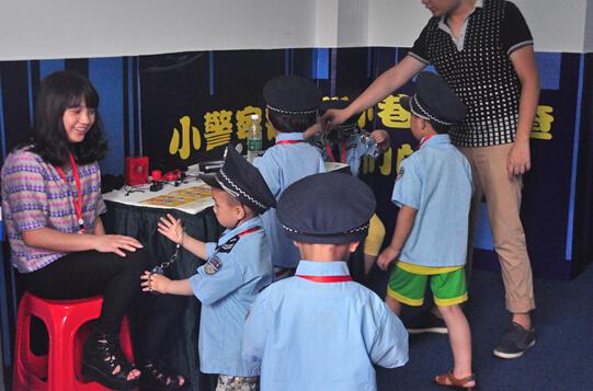 穿上警服,带上警帽,我是正义小警察