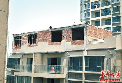 业主私自加层 长沙钰龙天下楼顶建空中别墅