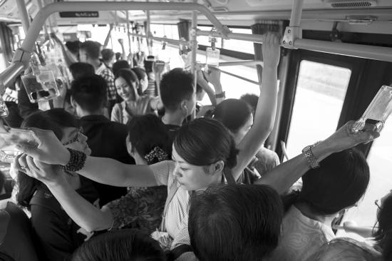 长沙河西含浦一带楼盘增多 居民吐槽“最挤公交”