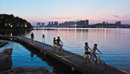 拥有岳麓山国家5a级旅游景区,6000亩洋湖湿地公园,3000亩梅溪湖,1000