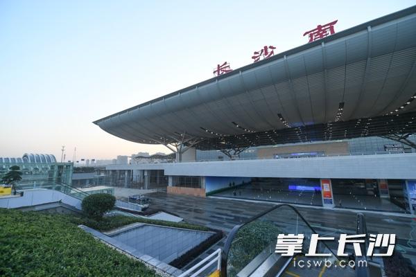 长沙南站东广场全面开放 启动"双广场"模式