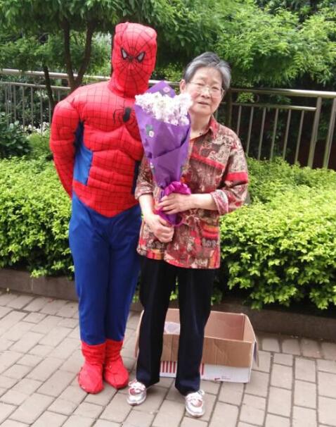 柔情蜘蛛侠长沙街头送花 陪全城人过5.20