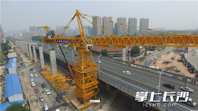 万家丽路立交全面施工 亚洲最大塔吊亮相