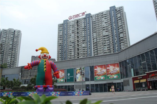 与项目一街之隔的万达广场