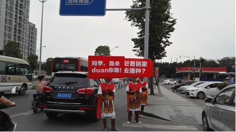 成都美女小伙儿街头高调求种 现场图片刷爆朋