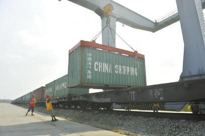 成都至泸州港首班集装箱列车开行