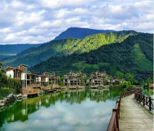 七里坪荣登“2017第三届中国最具投资价值公司百强榜”