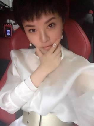 华商法拉利售姐作秀? 揭开塔尖圈层神秘面纱