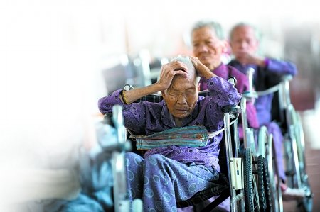 中国式养老困局:两亿老人晚年何处安放?