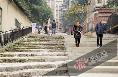 修一半留一半 这段梯坎怎么成了阴阳路?