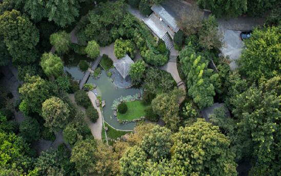 在鹅岭公园上空环瞰重庆山城