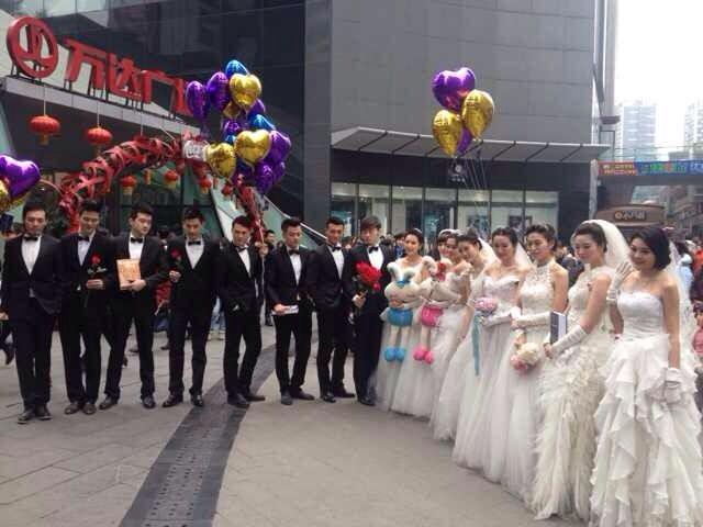 和记黄埔“2014时尚快闪婚纱秀”情人节闪动全城_房产重庆站_腾讯网