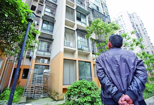 业主不在家 他竟徒手爬三楼想要安装防盗窗
