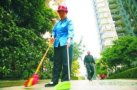 小区清洁工为啥戴安全帽扫地?只为防高空抛物