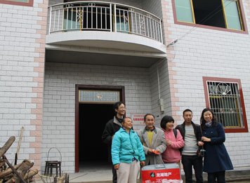 龙湖集团回访农村危房改造 上千残疾人住上新