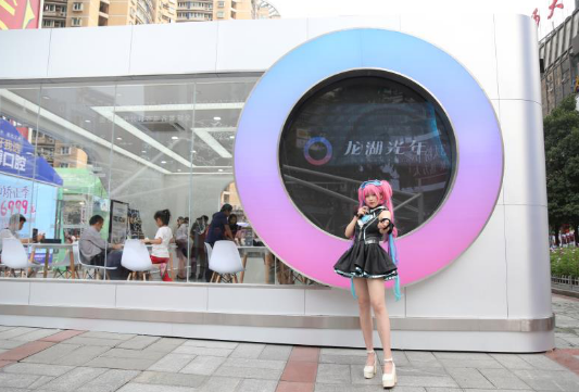 二次元美少女打卡龙湖光年网红圈 引来众多市民围观