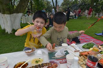 同景业主户外烧烤庆祝母亲节