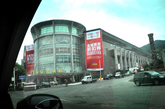 项目与凯恩国际家具城仅一路之隔