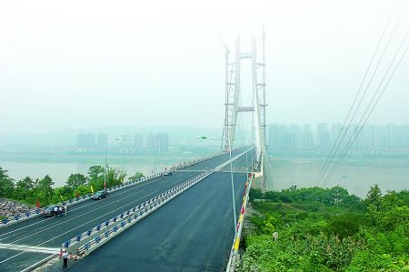 昨日,重庆市江津鼎山长江大桥正式通车.新华社