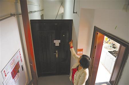 业主私自安装防盗门将楼道封闭,"圈"成自家地盘. 记者 张路桥 摄