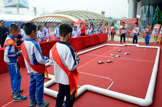庆祝中国航天日 大沥小学生发明机器人给航天