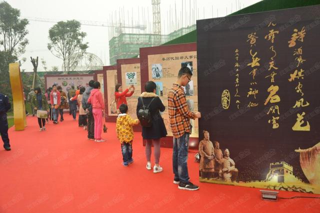 展区内设专业编钟表演,大秦仿古街市,秦朝服饰展,文化长廊,秦兵马俑等
