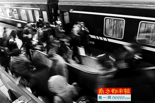 广东迎节后首个返程客流高峰 粤东粤西高速拥