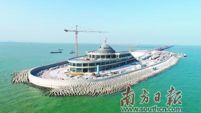 伶仃洋再添亮麗風(fēng)景 港珠澳大橋西人工島風(fēng)帽封頂