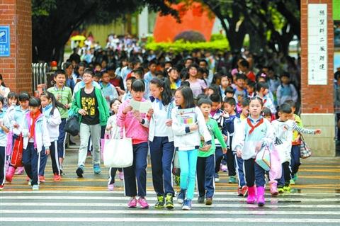 昨日,荷城一小学生放学.