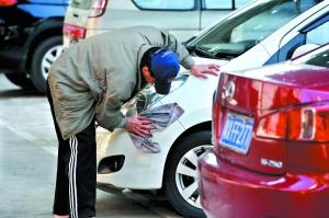 腾冲村村民分红百万 节前照样摆摊卖年桔
