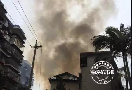 福州台江民房起火火势蔓延快 17辆消防车出动