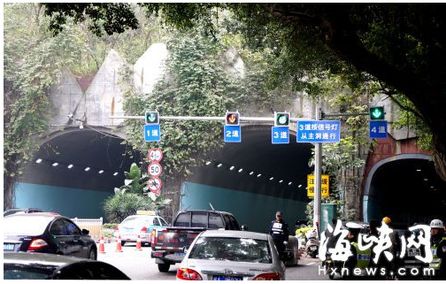福州象山隧道北洞口 实行信号灯通行
