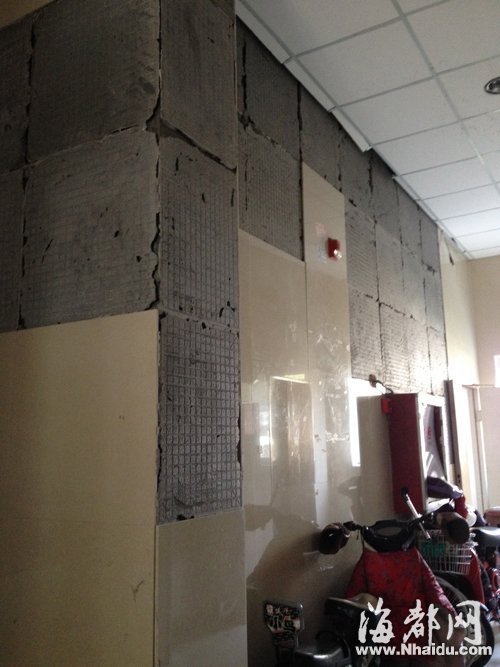 楼道瓷砖脱落触目惊心 业主进出提心吊胆