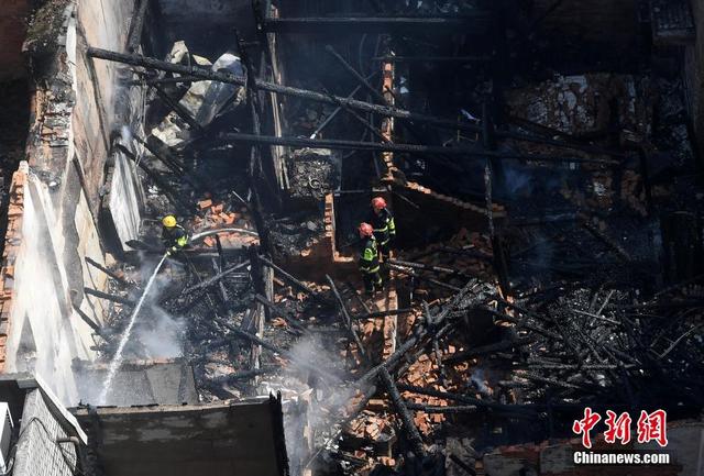 福州一民房起火 17辆消防车现场灭火