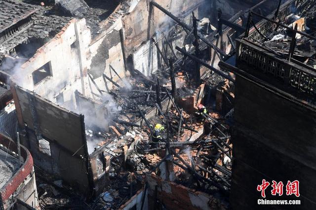 福州一民房起火 17辆消防车现场灭火