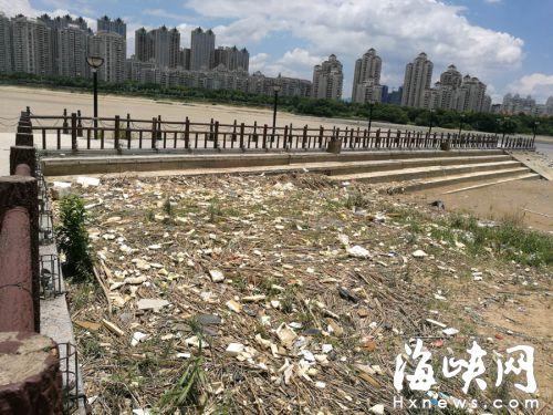 福州闽江公园南园沙滩上 垃圾带煞风景
