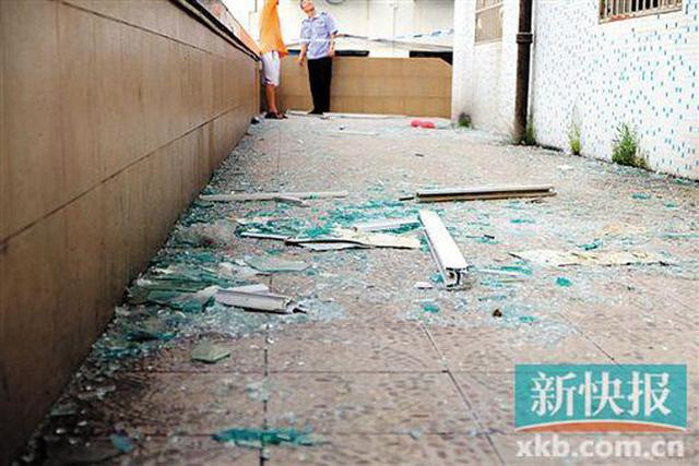 广州一快餐店凌晨爆炸 一平房炸成废墟