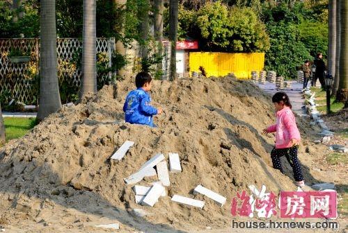 福州温泉公园激情广场封闭施工 工地成孩子乐